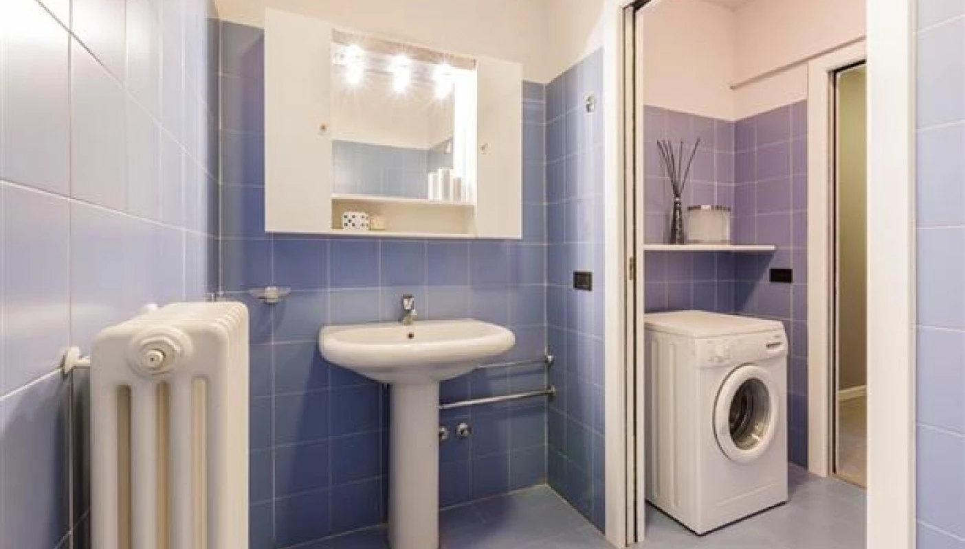 Foto del bagno con lavatrice