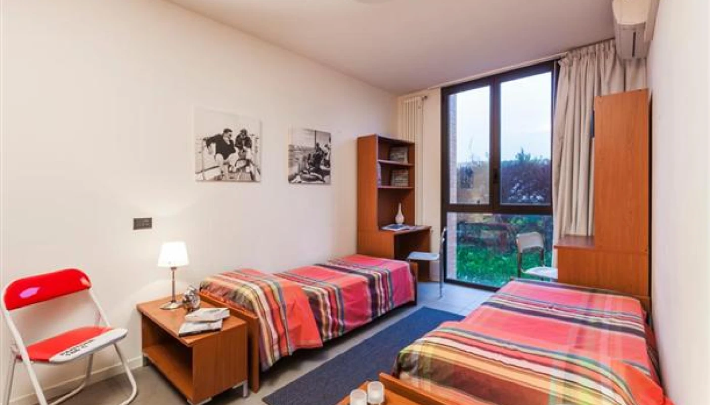 Foto della camera da letto con due letti