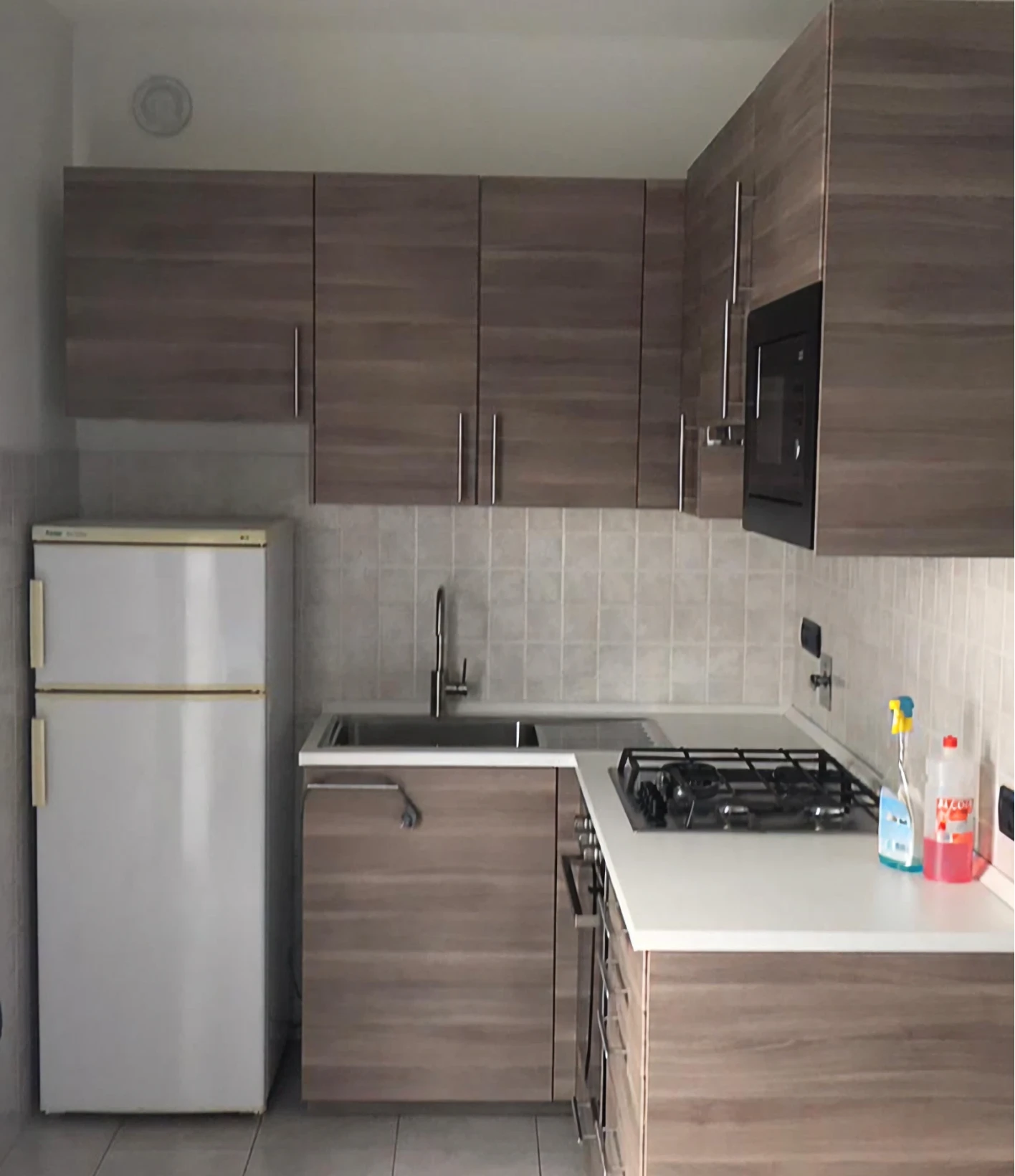 Foto della cucina stile grigio scuro