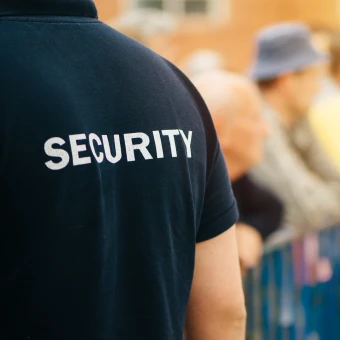 Uomo della sicurezza di spalle