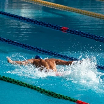 Ragazzo che nuova in piscina
